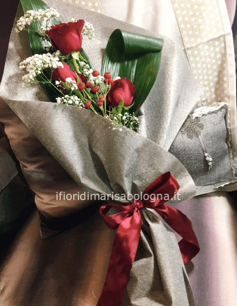 MAZZO DI 3 ROSE ROSSE A STELO LUNGO